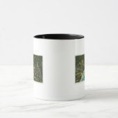 急流を見上げるボートの眺め マグカップ (中央)