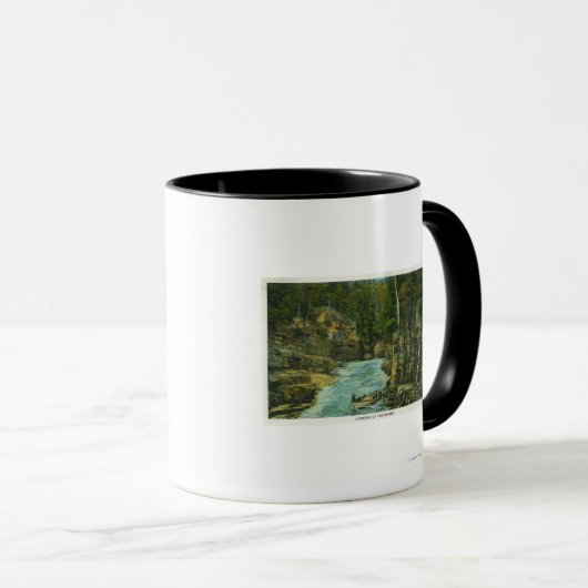 急流を見上げるボートの眺め マグカップ (正面右)