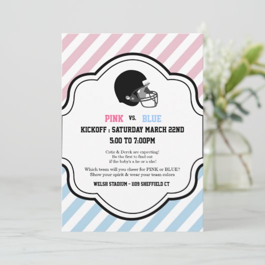 性はフットボールのベビーシャワーの男の子の女の子のピンクを明らかにします 招待状 (スタンド正面)