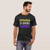 性別が評価を超えている – 非バイナリ Tシャツ (正面フル)