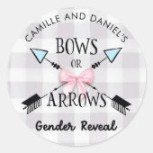 性別発表の弓または矢のベビーシャワー ラウンドシール (正面)