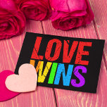 恋がレインボーゲイプライドLGBTQ ポストカード<br><div class="desc">同性婚は最高裁判所によって認められた！最後にゲイとレズ楽しむビアンのカップルは彼らが値する同等の権利を持つ。LGBTQコミュニティ祝のこの歴史的な日に美しい虹のレタリング。</div>