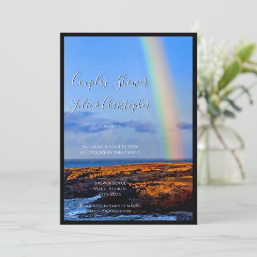 恋と幸福のカップル結婚のシャワーの虹 招待状 (スタンド正面)