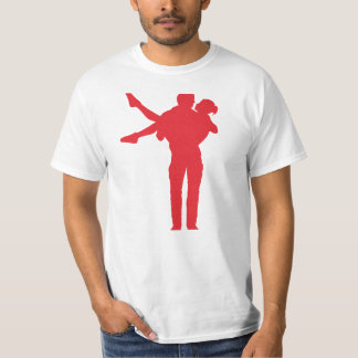 恋に引き上げられたロマンチックな抱擁 Tシャツ