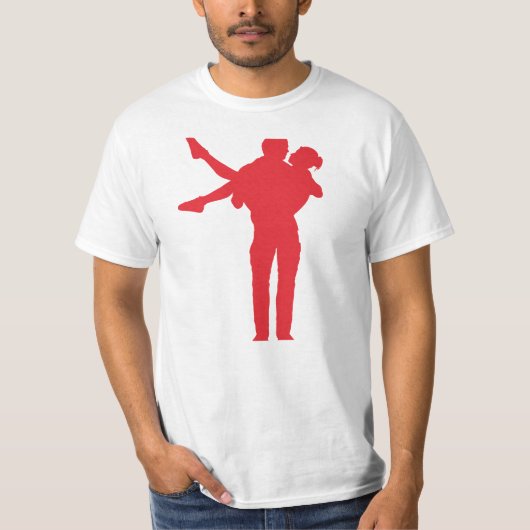 恋に引き上げられたロマンチックな抱擁 Tシャツ (正面)