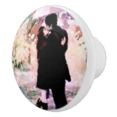 恋に落ちたロマンキスをするチックなカップル セラミックノブ (右)