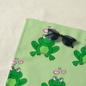 恋に落ちた可愛いカエル ビーチタオル (インサイチュ)