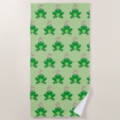 恋に落ちた可愛いカエル ビーチタオル (正面)