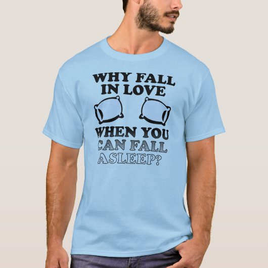 恋に落ちて眠る面白いTシャツ Tシャツ (正面)