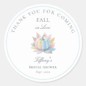 恋に落ちるパステルブルーのパンプキン ブライダルシャワー ラウンドシール (正面)