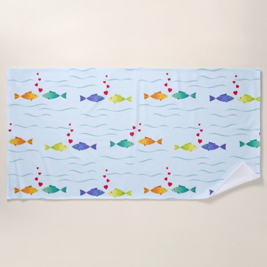 恋に落ちる海の可愛いロマンチックな魚 ビーチタオル (正面)