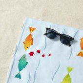 恋に落ちる海の可愛いロマンチックな魚 ビーチタオル (インサイチュ)