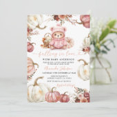 恋に落ちる秋のカボチャクマ赤ちゃんシャワー 招待状 (スタンド正面)