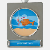 恋に落ちる魚と餌 シルバープレートバナーオーナメント (正面)