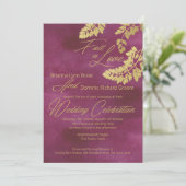 恋に落ちる クランベリーとゴールドの葉のウェディング 招待状 (スタンド正面)