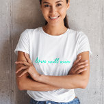 恋は勝つ |モダントレンディーかわいいターコイズネオン Tシャツ<br><div class="desc">タイポグラフィシンプルはスタイリッシュ「愛が勝つ」引用文アート女子tシャツを着てモダン、トレンディーのスタイルで熱いネオンターコイズグリーンでミニマルなスクリプトを作コンテンポラリー成。スローガンは、年間の任意のパーソナライズされた時間のためにユニーク任意の別売りギフトまたはアクセサリーのためのあなたの独自の引用文に簡単に置き換えることができる！</div>