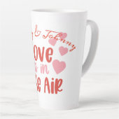 恋は夫婦のハートカスタムで盛り上がる カフェラテマグ (右アングル)