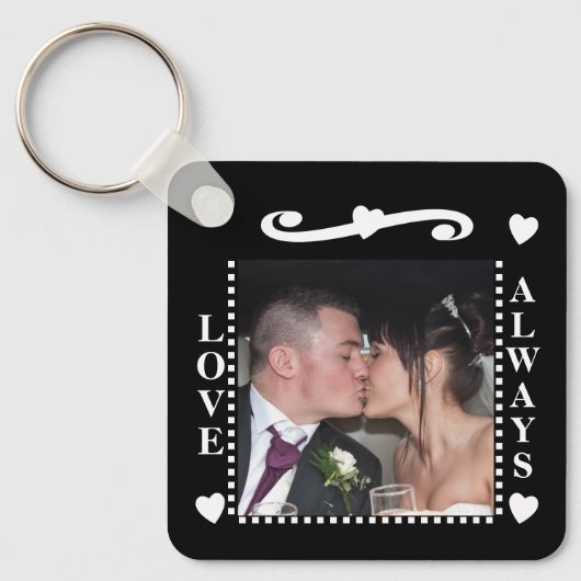 恋は常に2枚の写真を追加イニシャル白い黒 キーホルダー (正面)