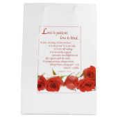 恋は忍耐強い赤いバラ ミディアムペーパーバッグ (裏面)