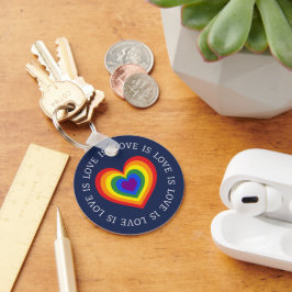 恋は愛LGBTQレインボーハートオンネイビーブルー キーホルダー