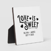 恋は甘いハートはっきりしたタイポグラフィの結婚中で最も フォトプラーク (正面)