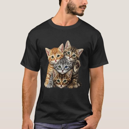恋人のための壁を作って遊ぶかわいい子猫たち Tシャツ (正面)