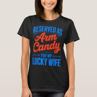 恋人の男性を腕飾りに Tシャツ