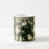 恋人の秘密セクシーヴィンテージピンアップカップル愛 マグカップ (中央)