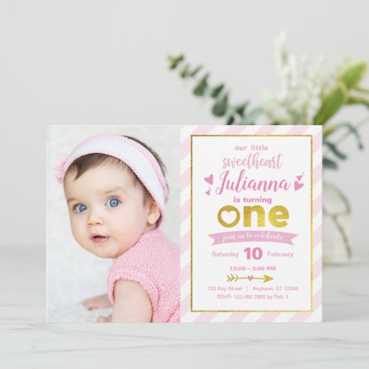 恋人の金ゴールドのピンクのバレンタインの第1誕生日の招待 招待状 (スタンド正面)