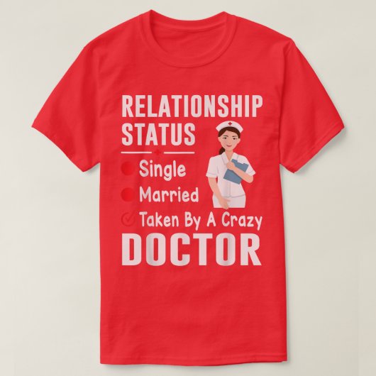 恋愛ステータス 独身 既婚 狂った医者に連れ去られた Tシャツ (デザイン正面)