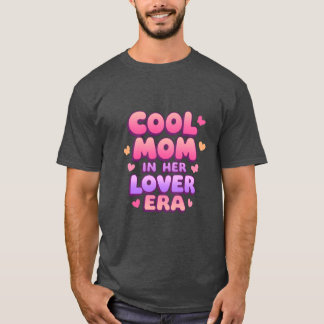 恋愛最盛期のクールママ レトロなグルービーなタイポグラフィー Tシャツ