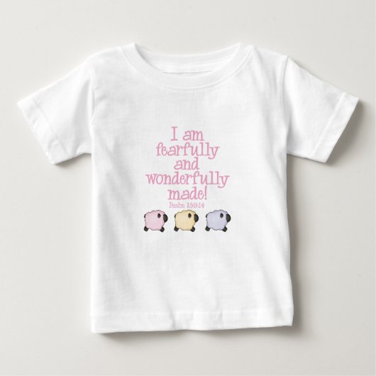 恐る恐るそしてすばらしく作られる-ピンク ベビーTシャツ (正面)