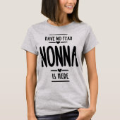 恐れがないNonnaここにおばあちゃんギフト Tシャツ (正面)