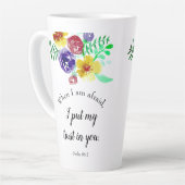 『恐れと神の信頼』に関する聖書のフローラ カフェラテマグ (左アングル)