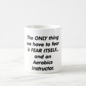 恐れのエアロビクスのインストラクター コーヒーマグカップ (中央)