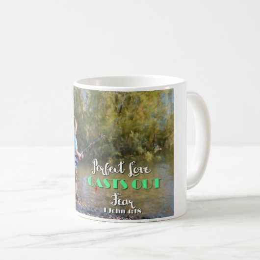 恐れのマグを投げる小さい男の子の魚釣り コーヒーマグカップ (正面右)