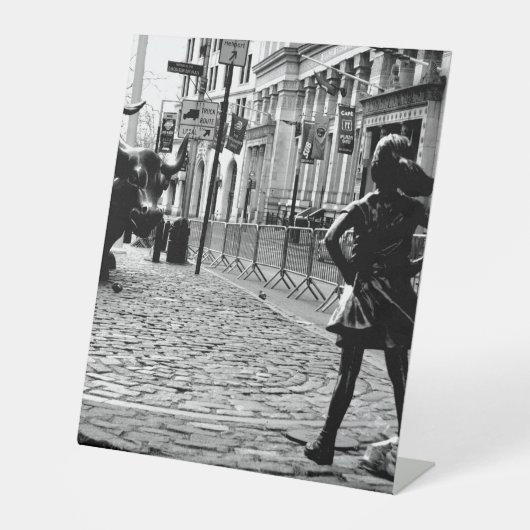 恐れを知らない娘 台座サイン (正面)