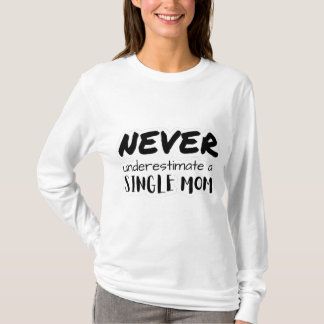 恐れを知らぬ 強靭な ママ 女性力を応援するTシャツ Tシャツ