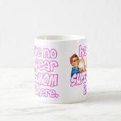 恐れを、すごいお母さんありますここにおもしろいが持たないで下さい コーヒーマグカップ (中央)