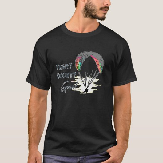 恐れ知らずのパラグライダー冒険 ― 疑念を乗り越えろ Tシャツ (正面)
