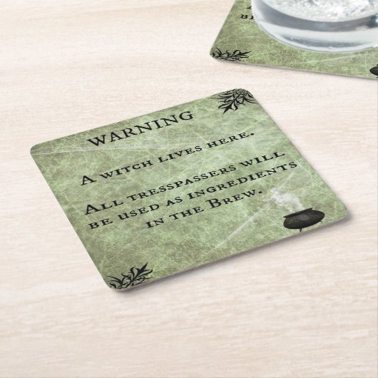 恐ろしい警告ハロウィーンの魔女が住んでいる スクエアペーパーコースター (アングル)