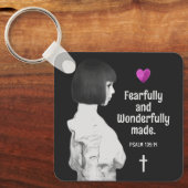 恐ろしく不思議な作りのかわいい女の子クリスチャン キーホルダー (正面)