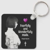 恐ろしく不思議な作りのかわいい女の子クリスチャン キーホルダー (裏面)