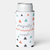 恐ろしく素晴らしく作られた三角形パターン引用文 スリム缶クーラー (Seltzer正面)