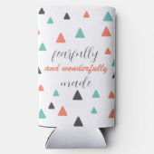 恐ろしく素晴らしく作られた三角形パターン引用文 スリム缶クーラー (裏面)