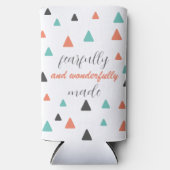 恐ろしく素晴らしく作られた三角形パターン引用文 スリム缶クーラー (正面)