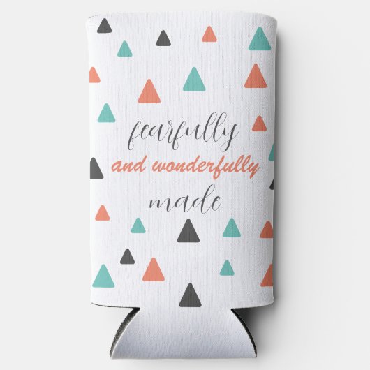 恐ろしく素晴らしく作られた三角形パターン引用文 スリム缶クーラー (正面)