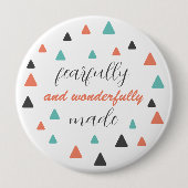 恐ろしく素晴らしく作られた三角形パターン引用文 缶バッジ (正面)