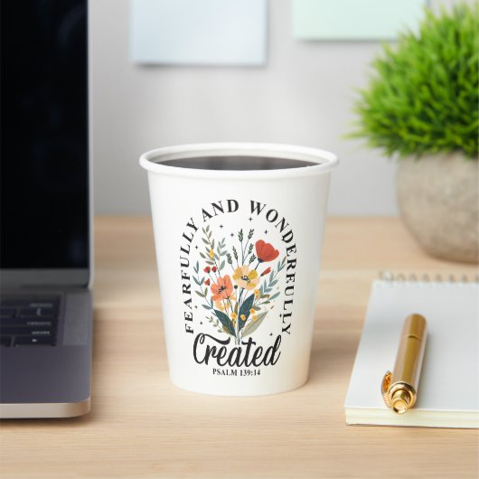 恐ろしく素晴らしく作られた 紙コップ (インサイチュ)