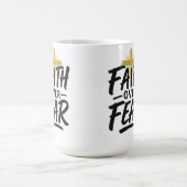 恐怖に対する信仰ホワイト15オズコーヒーマグ コーヒーマグカップ (中央)